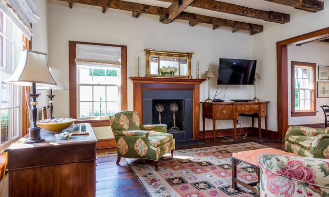 Northside District House | Morrison Cabin Offers The Finest Interiors, Unique History & Very Best Location