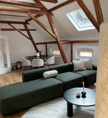 Uerzig Apartment | Mosel-Charm - Urige Dachgeschosswohnung - 3 Schlafzimmer für 6 Personen - Liebevoll renoviert & gemütlich
