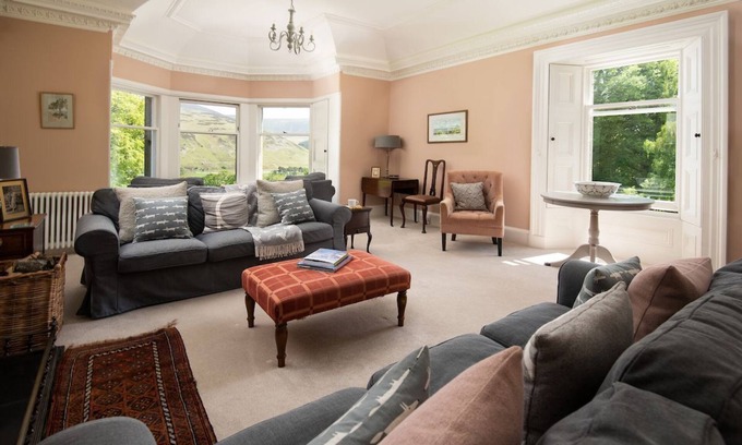 Biggar House | MOSSFENNAN HOUSE & ANNEXE - village of Broughton 3 miles, Peebles 14 miles.