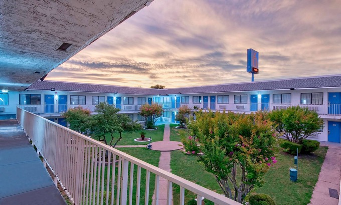 North Lamar Hotel | Motel 6 Austin, TX - North