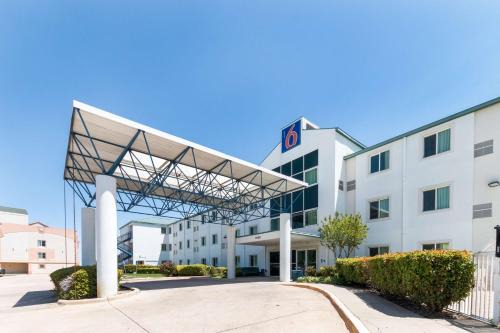 Irving Hotel | Motel 6-Irving, TX - DFW Airport North