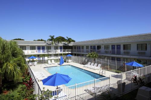 Lantana Hotel | Motel 6-Lantana West Palm Beach, FL