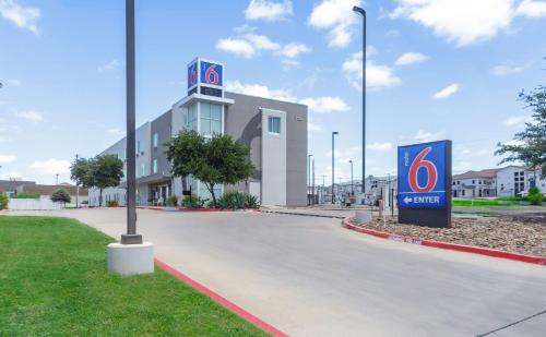 Laredo Hotel | Motel 6-Laredo, TX - Airport