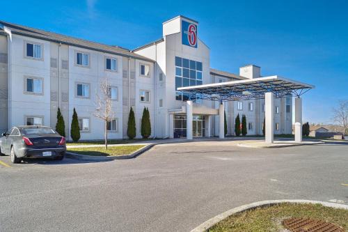 Peterborough Hotel | Motel 6-Peterborough, ON