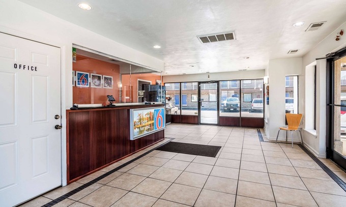Portsmouth Hotel | Motel 6 Portsmouth, VA