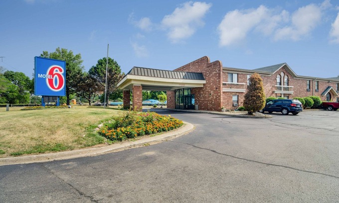 Waukegan Hotel | Motel 6 Waukegan, IL