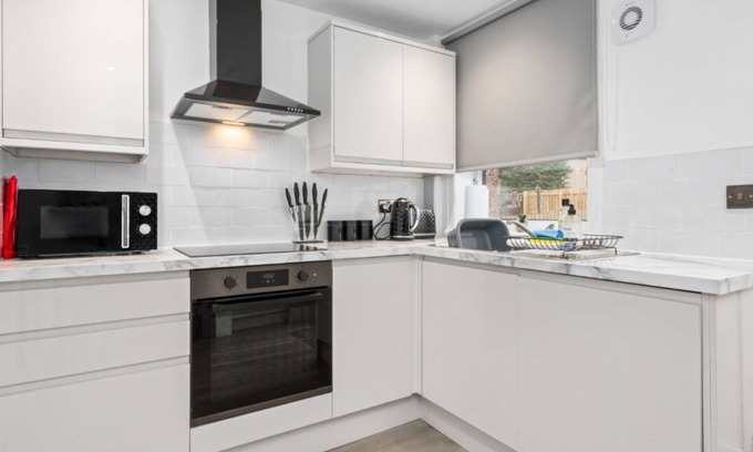 Motherwell House | Motherwell 2 Bed Sleeps 4 - MODERN