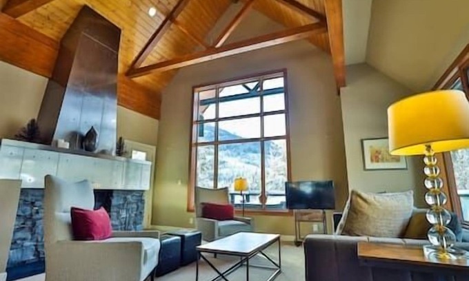 East Kootenay Ski Chalet | Mount Brewer View Point