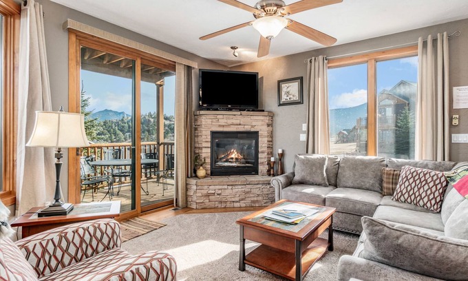Estes Park Condo | Mount Cirrus 10B - 2 Br Condo with Private Hot Tub - Mountain Views