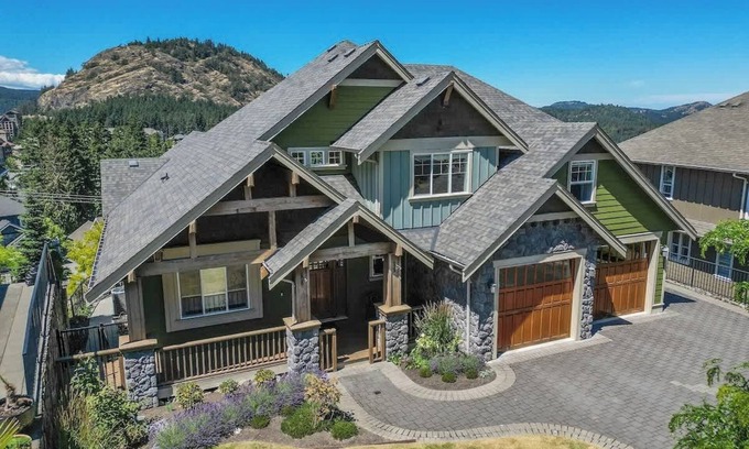 Bear Mountain Resort House | Mount Finlayson View Villa