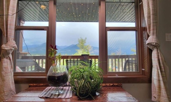 East Kootenay House | Mountain and Lake Get Away for the Family