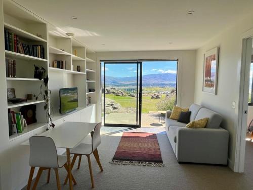 Alexandra Apartment | Mountain and river view retreat