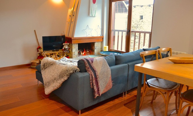 Alt Aneu Apartment | Mountain apartment with fireplace