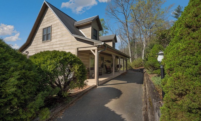 Ferguson Cabin | Mountain Cabin, Screen Porch, Hot Tub, Jacuzzi Tub, WiFi