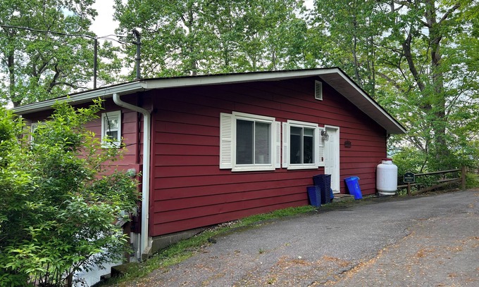 Kenilworth Cabin | Mountain Chalet, Close to Downtown, Dog Friendly