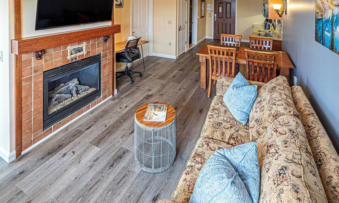 Vernon House | Mountain Creek Lovely 1 Bedroom/Pool/Jacuzzi/King Bed/Ski In/Out