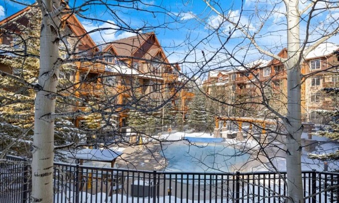 Canmore Condo | Mountain Getaway | Walkout Patio to Pool & Hot Tub