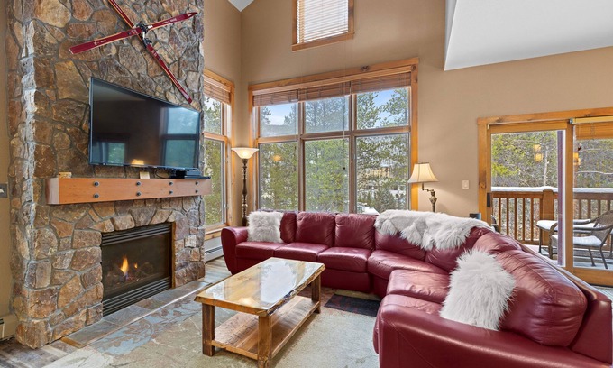 Lakeside Village House | MOUNTAIN HOLIDAY SPECIAL: Book 3 nights during holidays and wave cleaning fee.