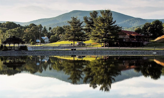 Stanley Cabin | Mountain Log Home LURAY Hot Tub 4 Fireplaces Near Shenandoah National Park