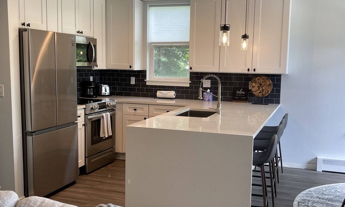 Eagle Condo | Mountain Oasis with Views! One Block to Restaurants