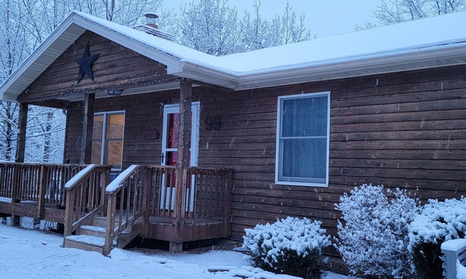 Basye Cabin | Mountain Resort Cabin with Hot Tub "Lazy Basye"