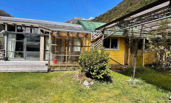 Otira Cottage | Mountain Retreat Beautiful Nature Peaceful Surroundings Trails Sleeps 8+ Guests