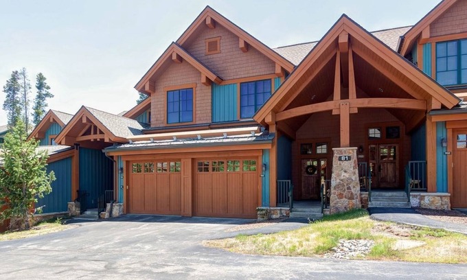 Christie Heights House | Mountain Thunder Condo- 7 Minute Walk to Main Street with Hot Tub, Pool & Sauna