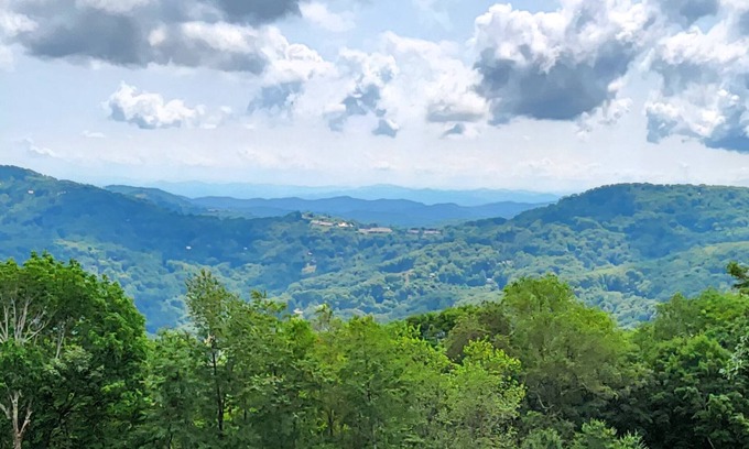 Wolf Laurel Cabin | Mountain View Getaway