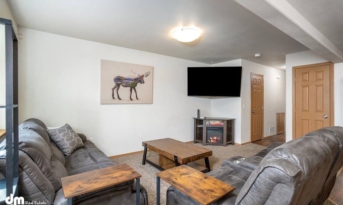 Knik-Fairview House | Mountain View Haven - Luxe Townhouse w/King Suite & Walk-In Closet