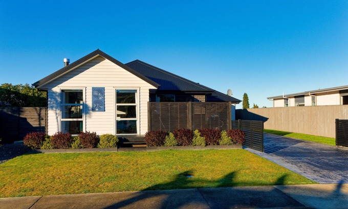 Kaikoura House | Mountain View - Kaikoura Holiday Home