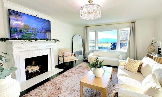 Hudson Villa | Mountain-View Retreat @ Heart of Hudson with Decks, Designer Decor & Game