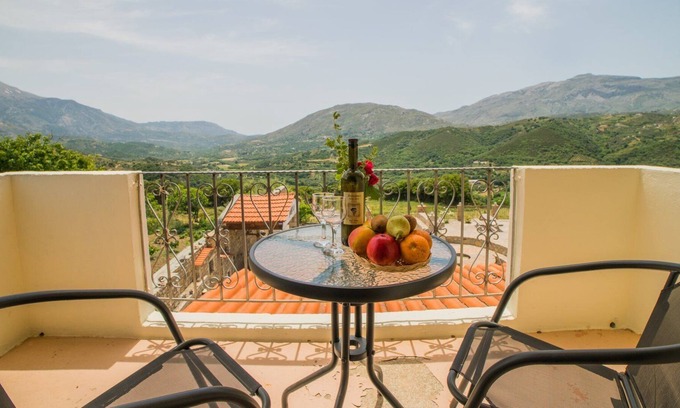 Thronos Bed & Breakfast | Mountain View Rooms for 19 people