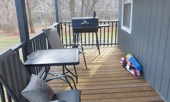 Pence Springs House | Mountain Views and River Getaway/with no cleaning fees