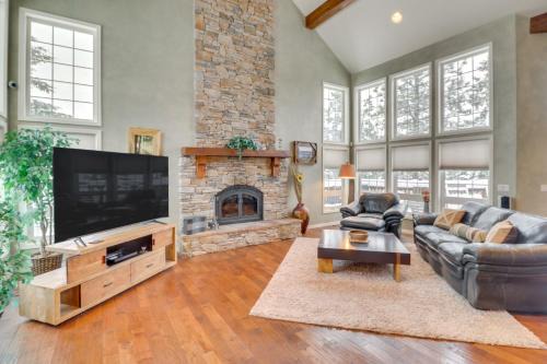 Eureka House | Mountain Views and Deck Spacious Eureka Getaway!