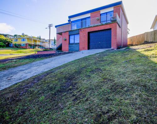 Lenah Valley House | Mountain Views in a Quiet Neighbourhood also Close to CBD