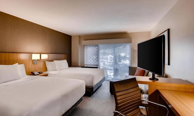 Mountain House Hotel | Mountain Views, Ski Slopes, Heartwarming Breakfast, Jacuzzi, All in One Place!