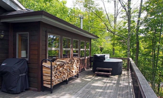Hunter House | Mountaintop Lookout with Hot Tub under the Stars - Ultimate Family Getaway!