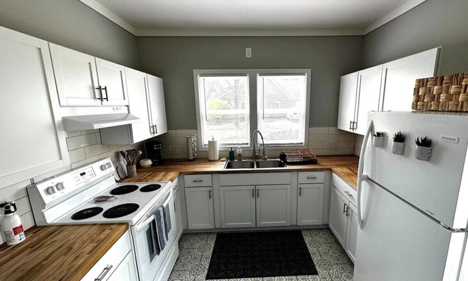 Hamilton House | Mrs. Hughes Cottage - 2 bedroom House