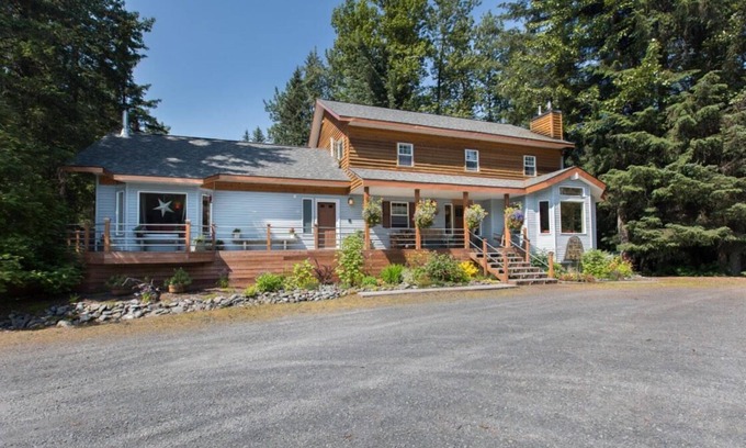 Bear Creek Bed & Breakfast | Mt. Alice Room at Bell In The Woods B&B (Queen/Second Floor)Max 2ppl