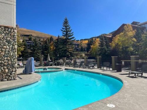 Crested Butte Apartment | MT CB Mountain Side with King Bed, Hot Tub, Pool & Kitchen!