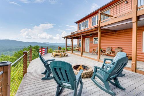 Murphy House | Mtn-View Cabin Deck and Pets Welcome in Murphy