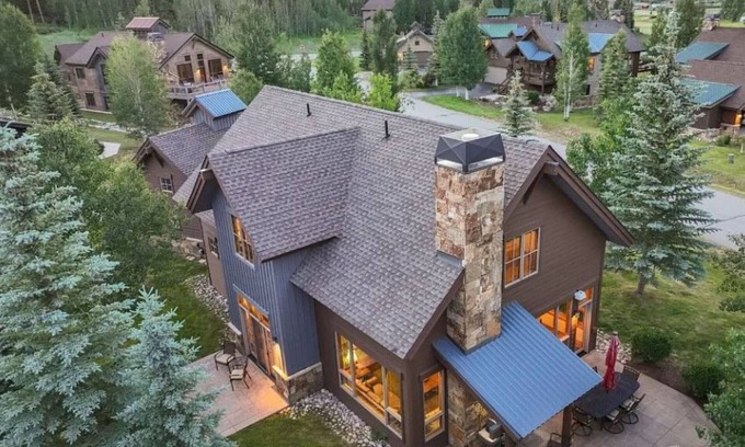 Three Peaks House | Mtn Views! Fire Pit, Dog Friendly, Ski, Hike, Play
