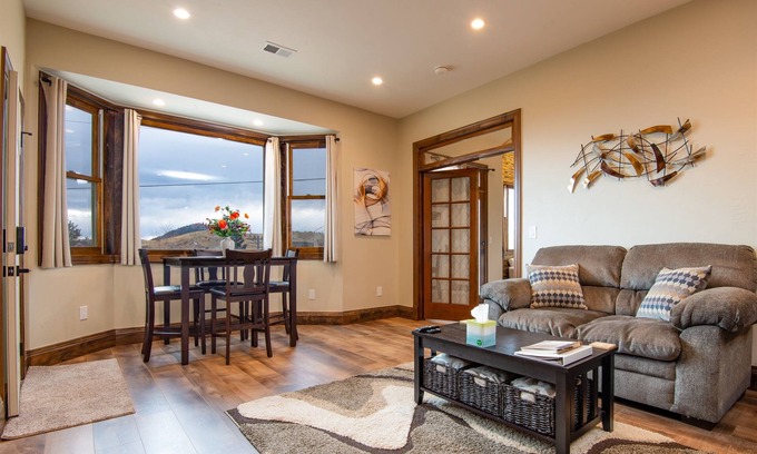 Cripple Creek House | MTN Views*Rain Shower*Fireplace