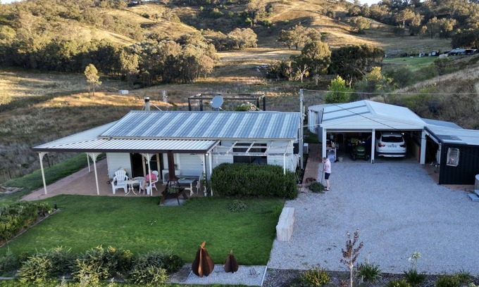 Collingwood House | MUDGEE - expansive views, complete privacy, dog friendly holiday cottage