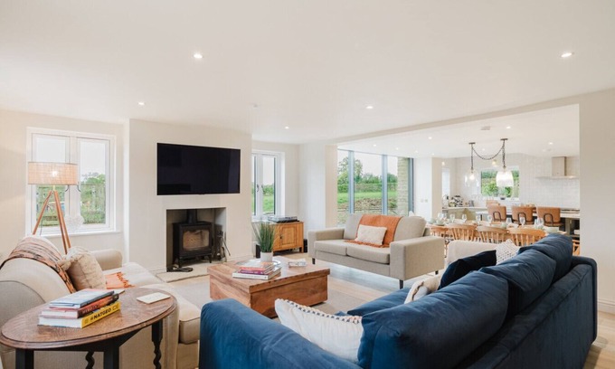 Malmesbury Cottage | Mulberry Cottage - Stunning 5 Bed in Wiltshire