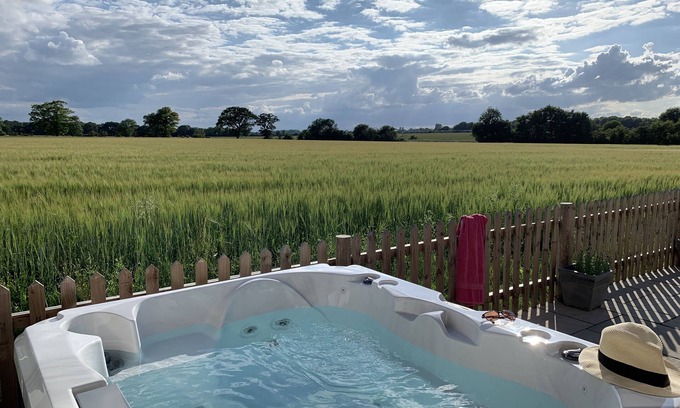 Eye House | Mulberry Cottage, Suffolk with private Hot Tub