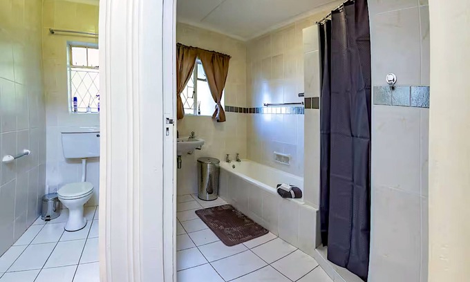 Port Elizabeth House | Munro House l Family-Friendly City Getaway with Ocean Views l Sleeps 8