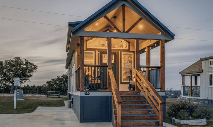 Fredericksburg Cottage | Music Row - 080