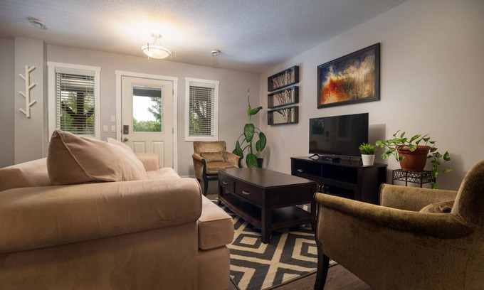 Athabasca House | Muskeg Creek Suite