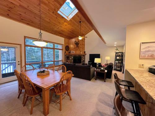 Bretton Woods House | MW74 cozy spacious 2-bedroom Bretton Woods home close to Mt Washington Hotel